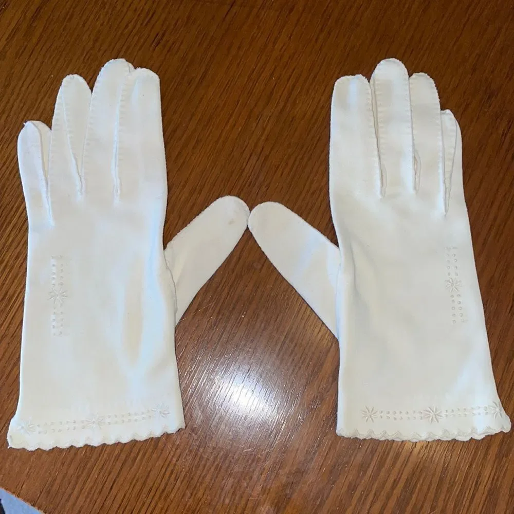 Vtg mid Century cream colored cotton‎ gloves with bead & embroidered design